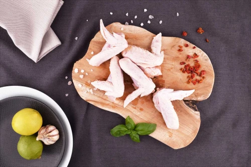 Skrzydełka z kurczaka EKO 400g na talerzu z sosem