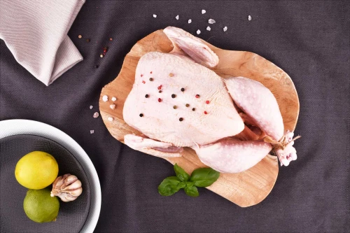 Świeży kurczak ekologiczny (~2kg) z wolnego wybiegu na rustykalnym stole