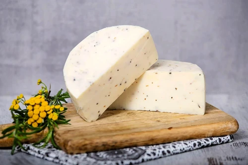 Ser Pecorino al Tartufo z truflami – włoski ser owczy na desce z dodatkami