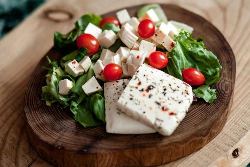 Fetka Kozia z Wańczykówki – ser kozi w stylu feta na desce z pieczywem i ziołami