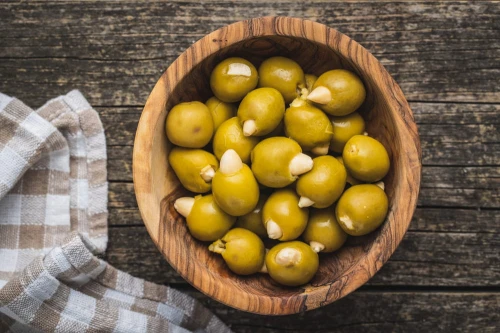 Zielone oliwki bio nadziewane czosnkiem – naturalna przekąska w zalewie