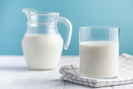 Mleko naturalne — krowie, kozie, niepasteryzowane, ekologiczne BIO, A2, zsiadłe